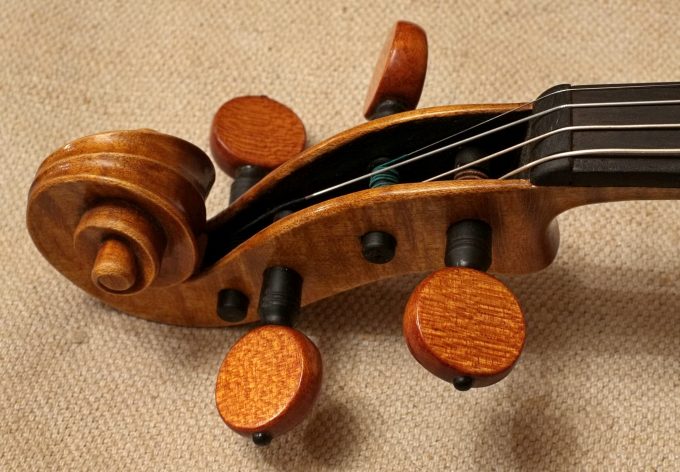 Violin scroll varnish