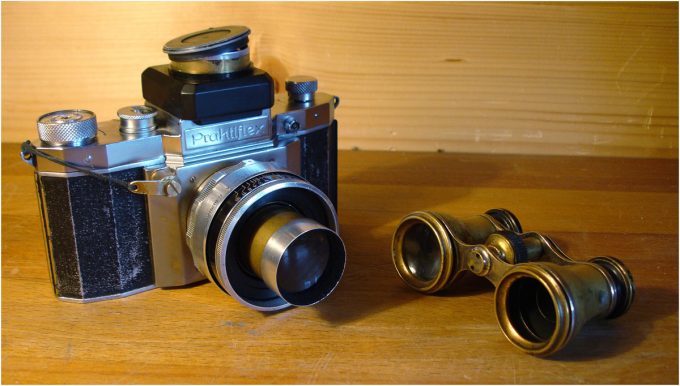 Praktiflex-1, первая версия переделки с деревянной шахтой видоискателя. На камеру установлен монокль от старого бинокля в геликоиде от Гелиос-44  