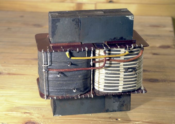 Симметричный сетевой трансформатор с универсальной накальной обмоткой (катушка справа)